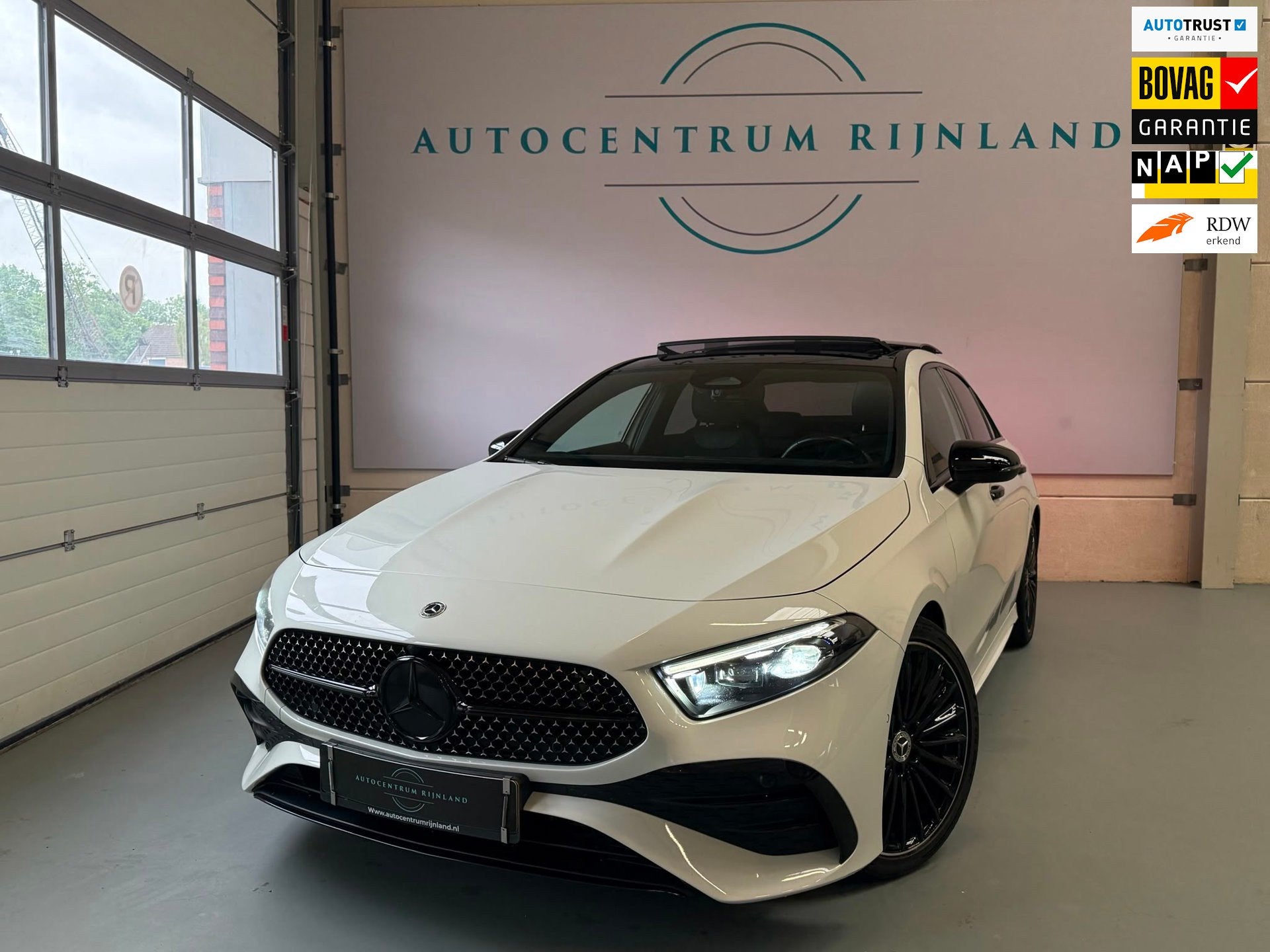 Mercedes-Benz A-klasse 180 AMG Black Line, 1 Jaar Bovag Gara, Auto's, Mercedes-Benz, Dealer onderhouden, 136 pk, Wit, Origineel Nederlands