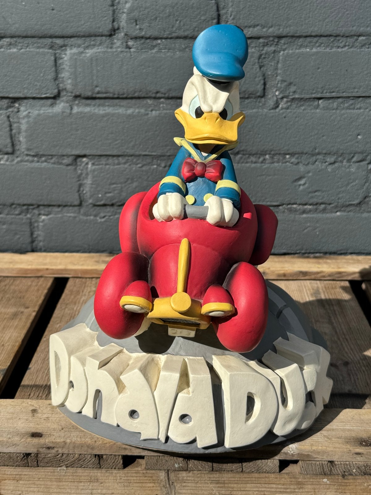 Donald Duck in auto beeld - Disney Demons & Merveilles, Verzamelen, Ophalen, Gebruikt, Beeldje of Figuurtje, .
