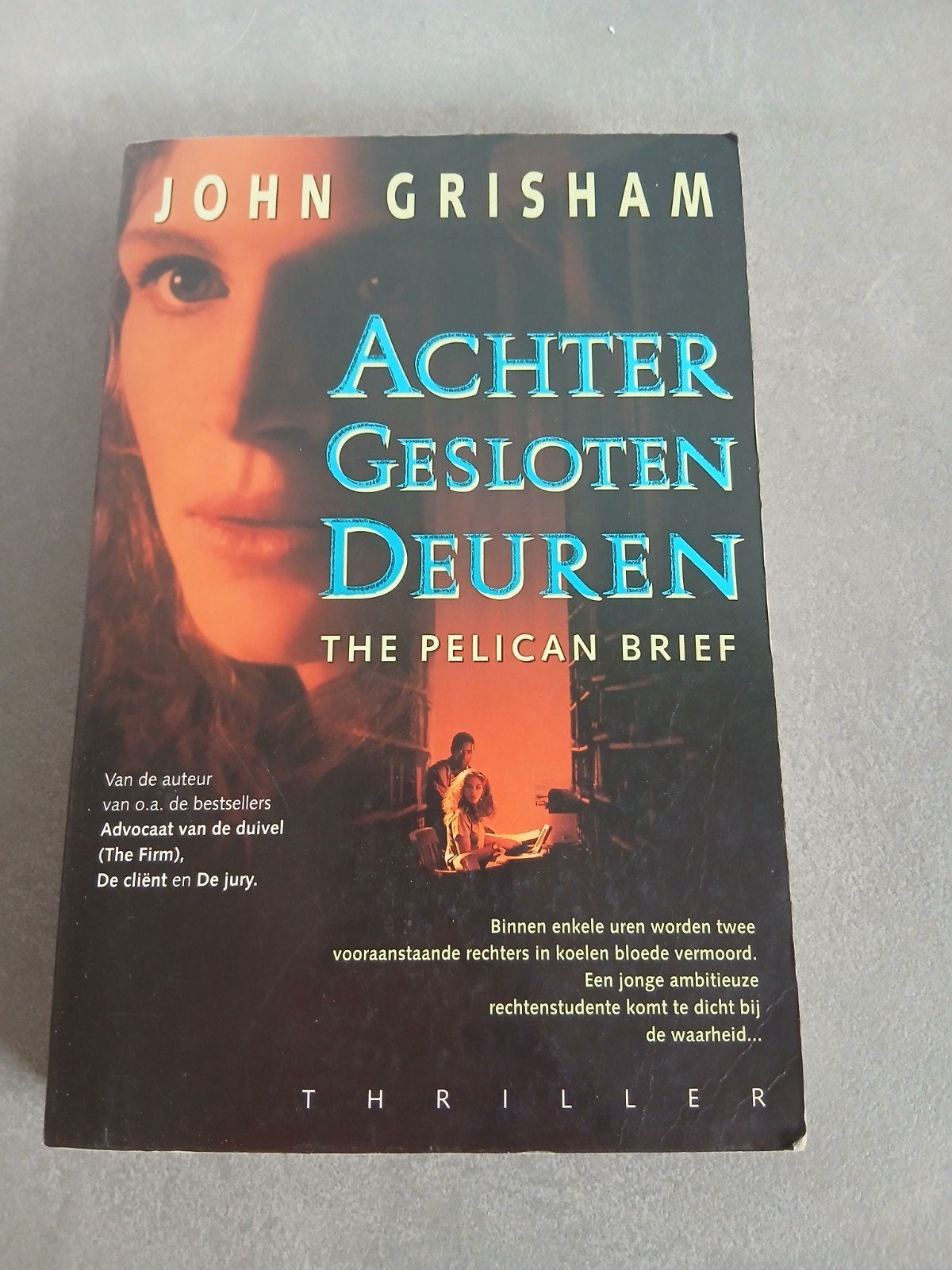 John Grisham - achter gesloten deuren, Ophalen of Verzenden, Zo goed als nieuw