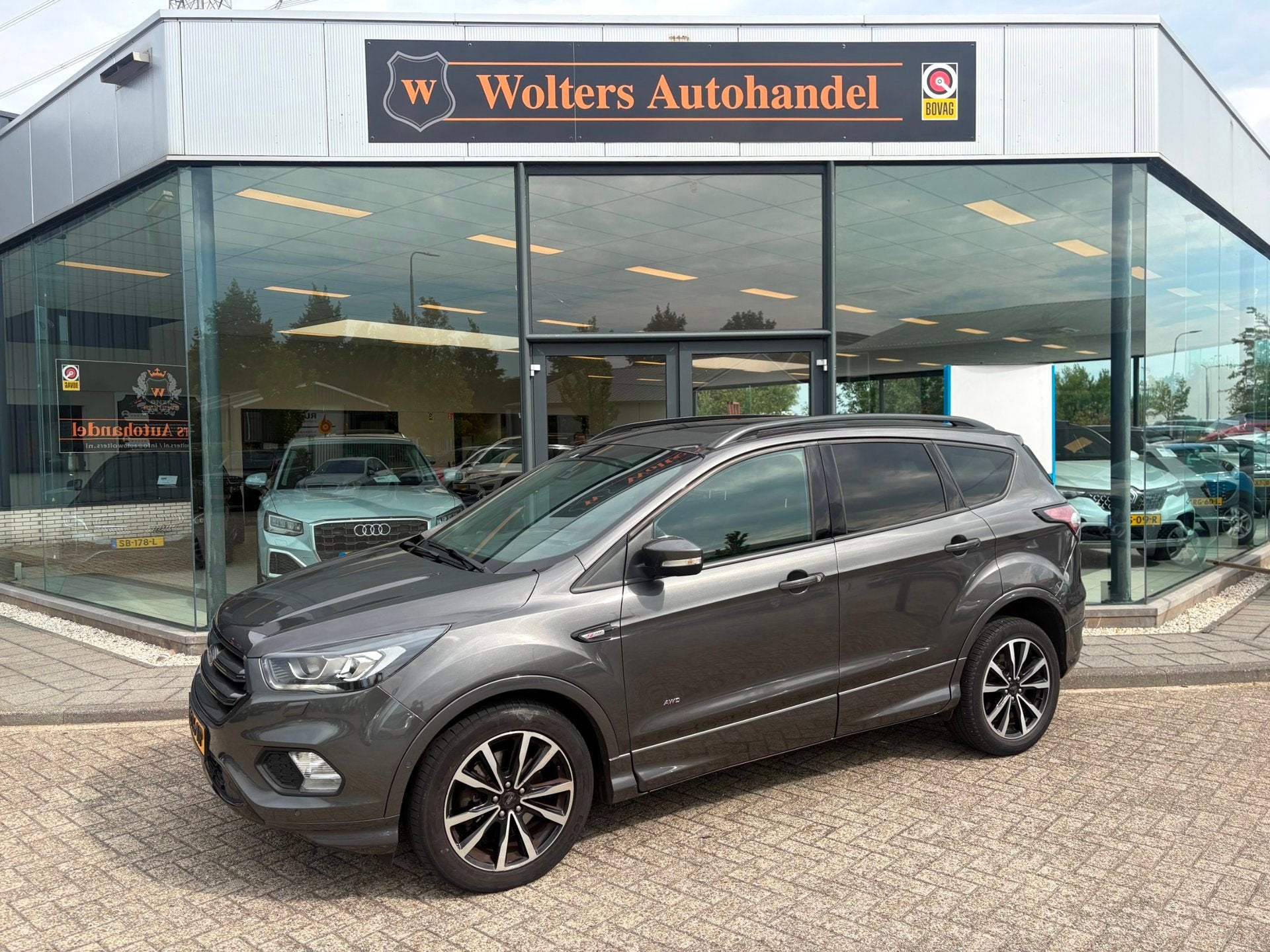 Ford Kuga 1.5 Titanium Styling Pack 4WD *AUT, Auto's, Automaat, Dealer onderhouden, 4 cilinders, 1850 kg