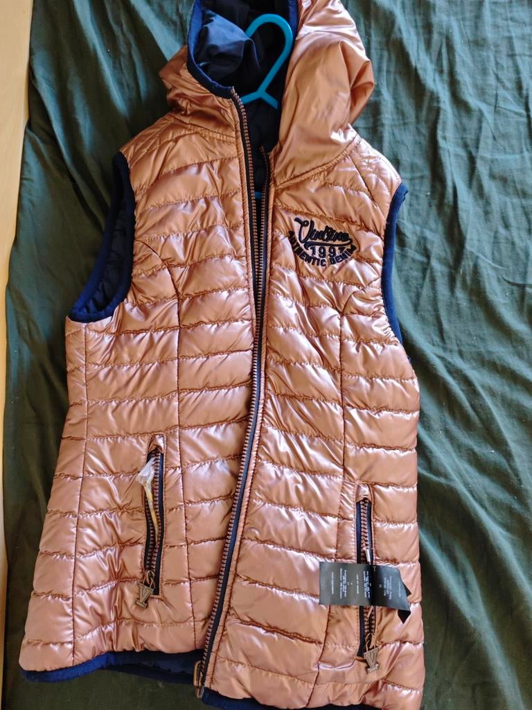 Glimmende bodywarmer met capuchon, Ophalen