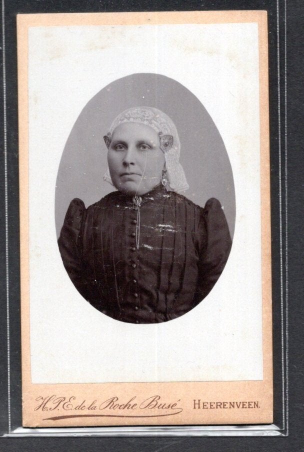 C.D.V. - Portret Onbekende Vrouw in dracht muts en oorijzer., Verzenden, Foto, Klederdracht, Zo goed als nieuw