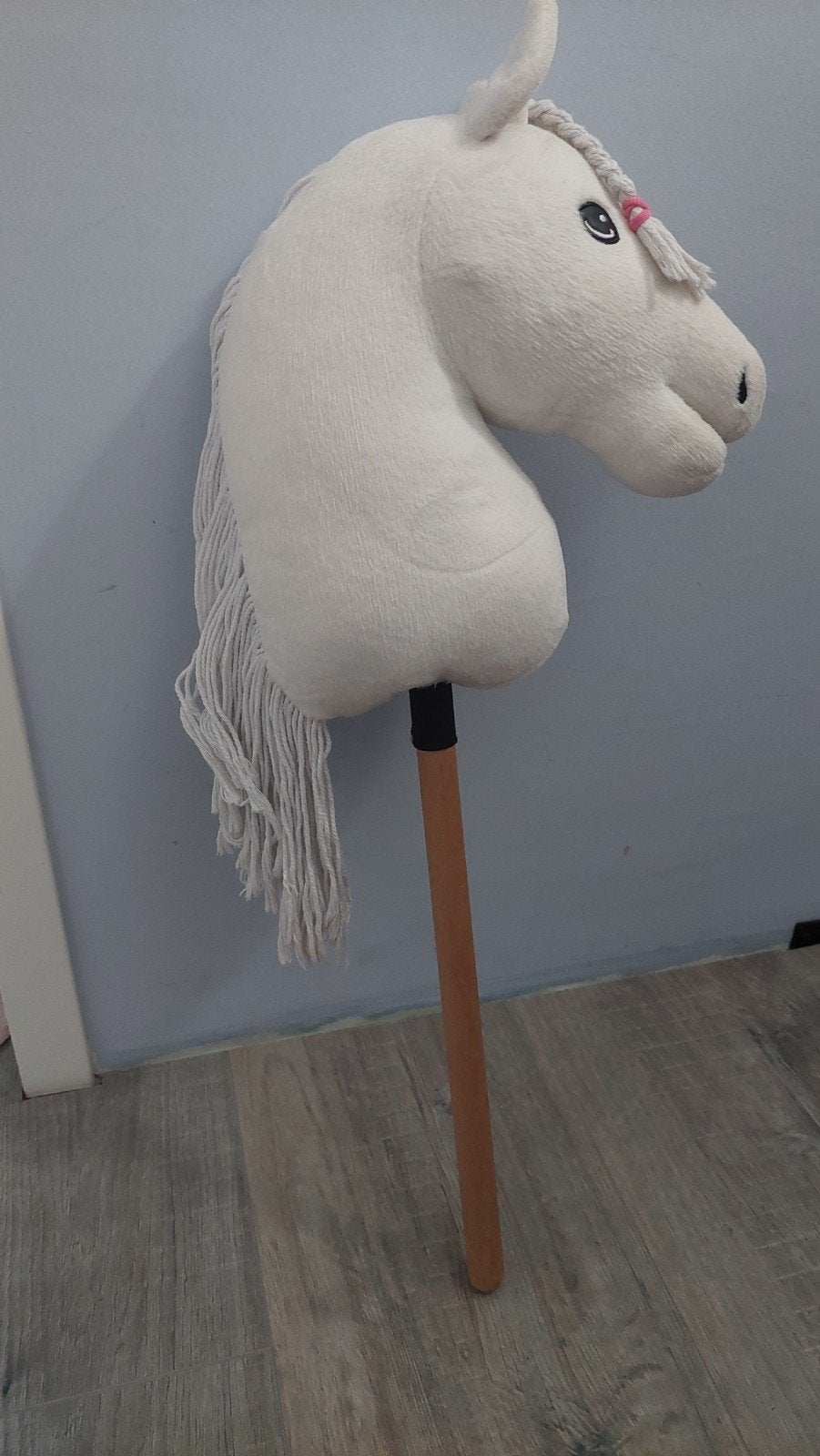 Hobby horse wit met poets spullen en hoofdstel, Ophalen of Verzenden, Zo goed als nieuw