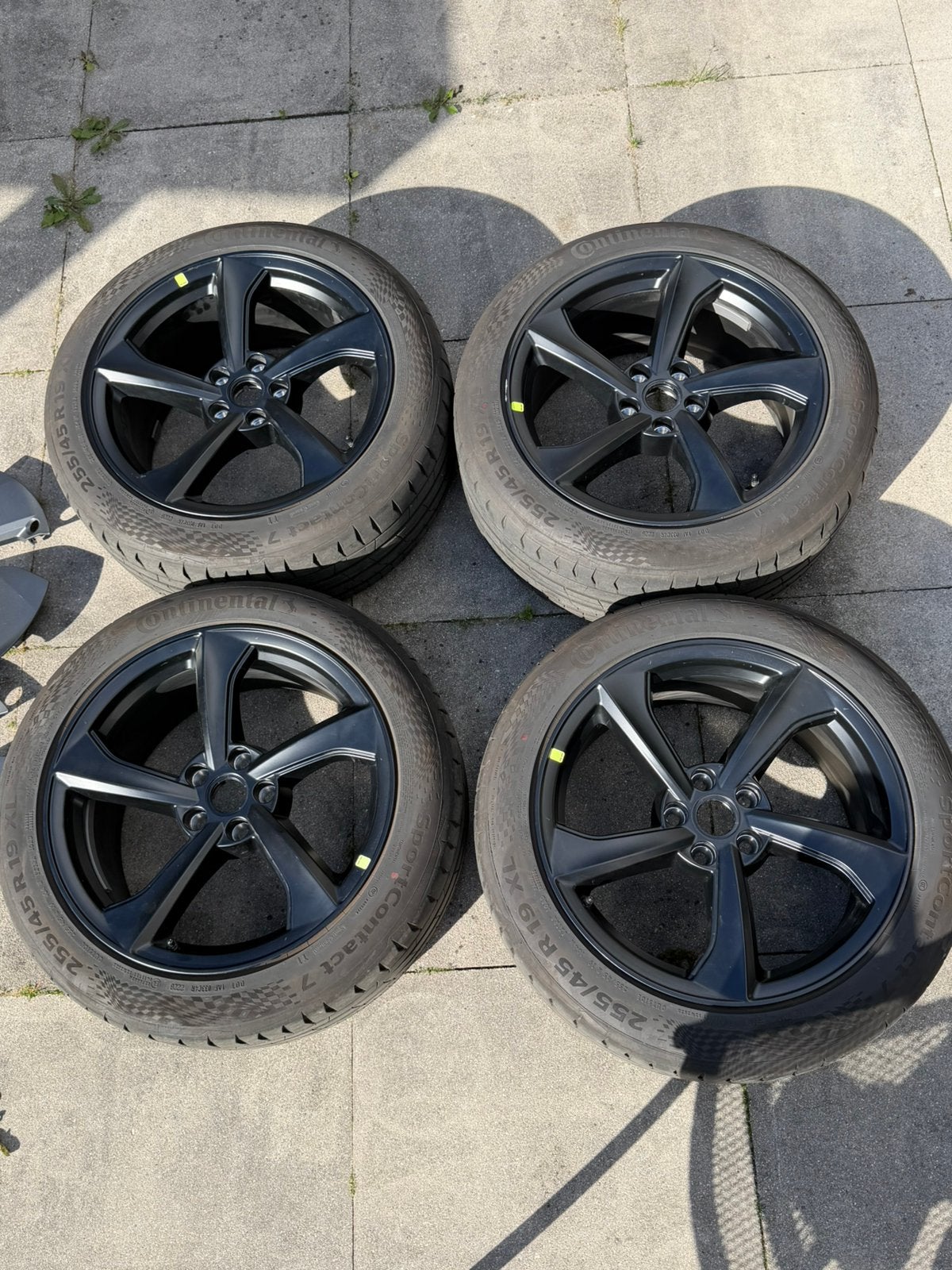 Tesla Model Y Crossflow Velgen+banden zo goed als nieuw, Auto-onderdelen, 255 mm, Banden en Velgen, Personenwagen, Zomerbanden