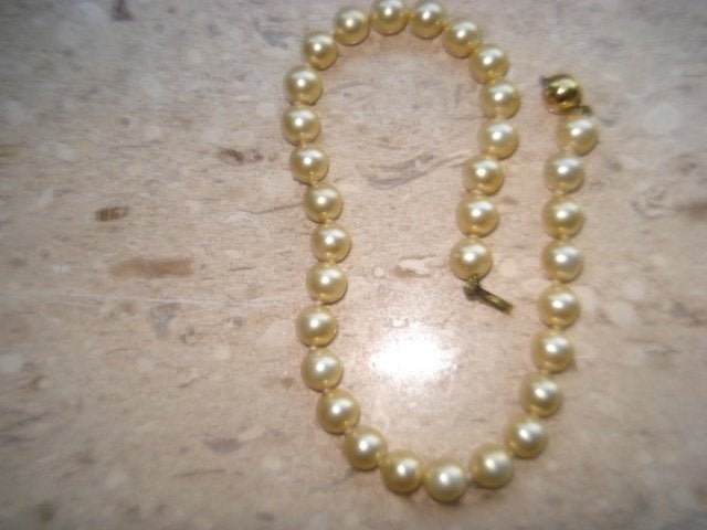 parel armband met gouden  slotje, Overige materialen, Gebruikt, Beige, Ophalen of Verzenden