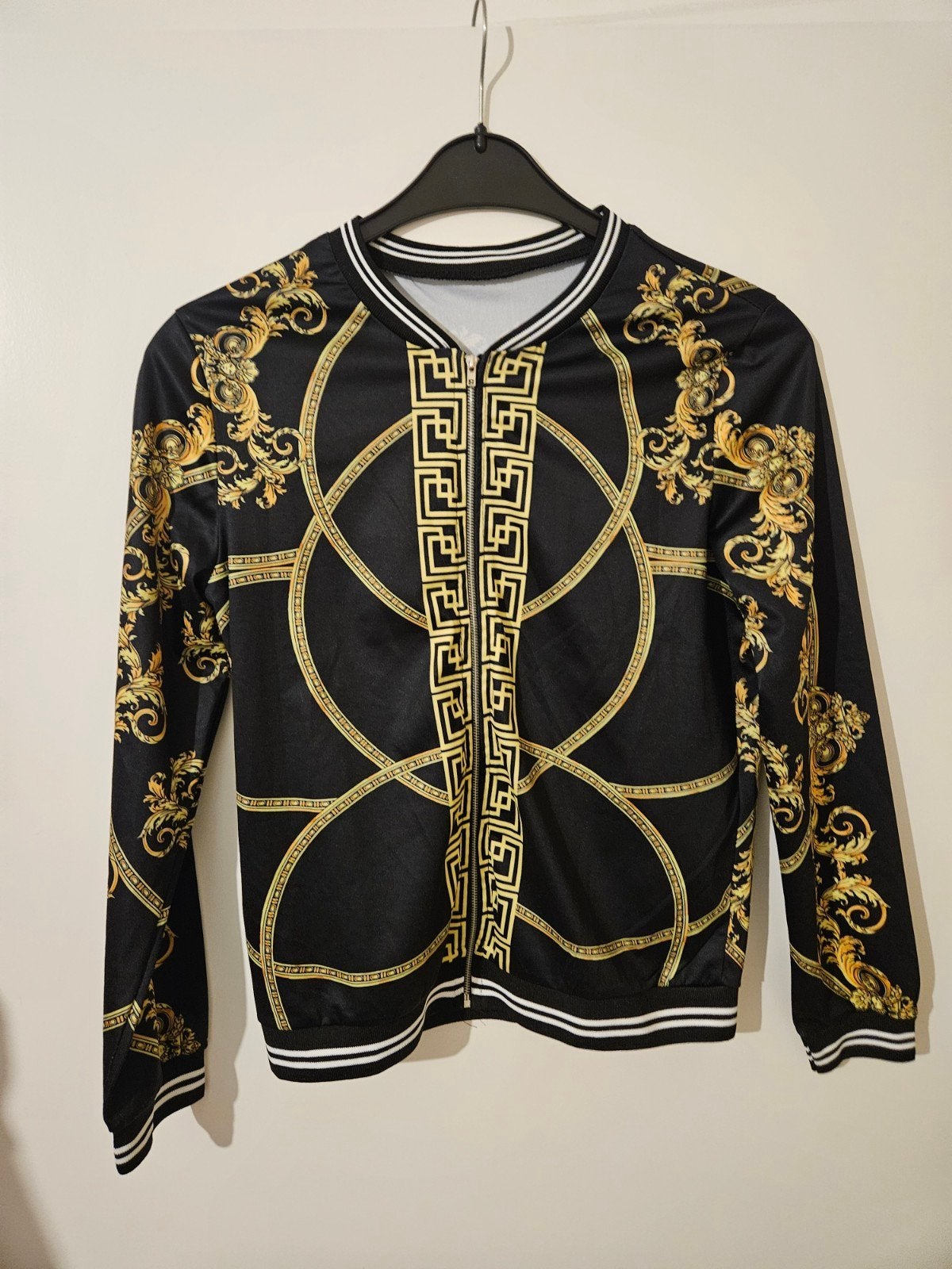 Heren Bomberjack Zwart met Gouden Barok Print, Info@fashionistaapparel.nl, Fashionista Apparel, Zo goed als nieuw, 123 Mode Straat, 1000 AB Amsterdam