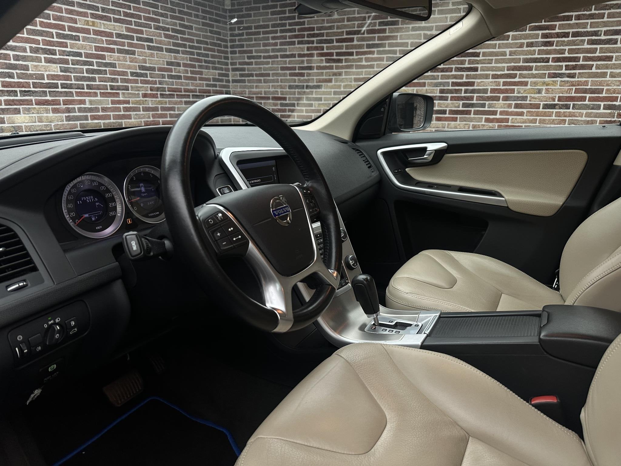 Volvo XC60 2.0 T5 Summum Pano| Lichte bekleding, 4 cilinders, XC60, 93 €/maand, SUV of Terreinwagen