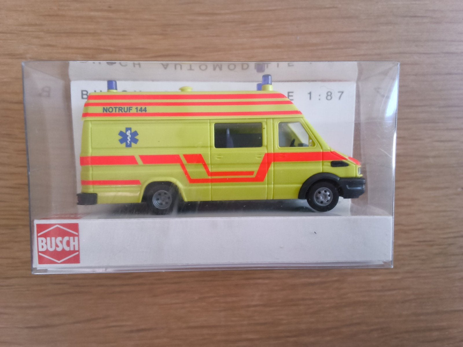 Busch H0 Iveco Daily Schweizer Ambulanz, Hobby en Vrije tijd, Ophalen of Verzenden, Nieuw, Bus of Vrachtwagen, Overige merken
