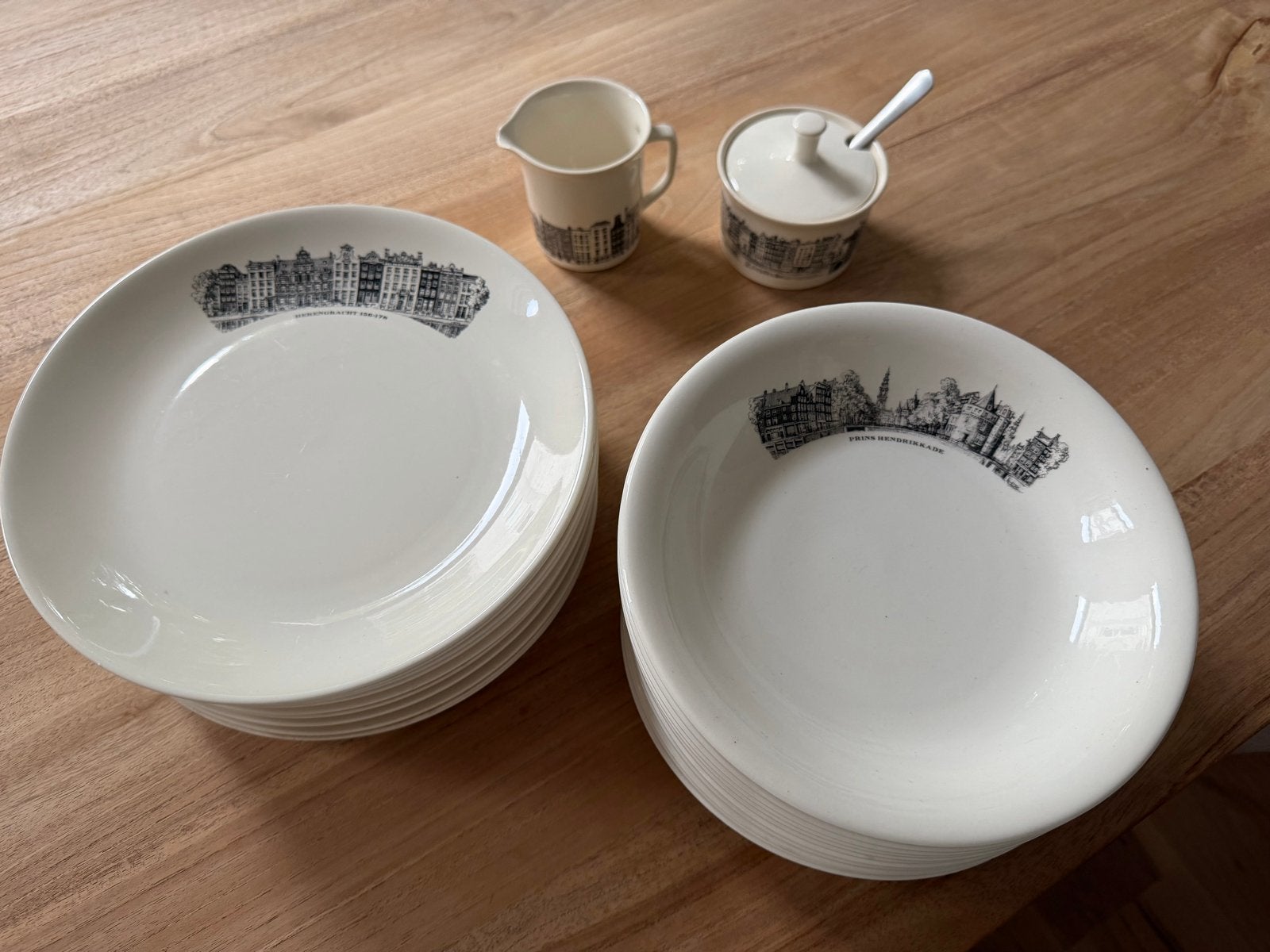 Nutricia Amsterdam Servies - Borden plat, diep, melk, suiker, Gebruikt, Keramiek, Ophalen of Verzenden, Bord(en)