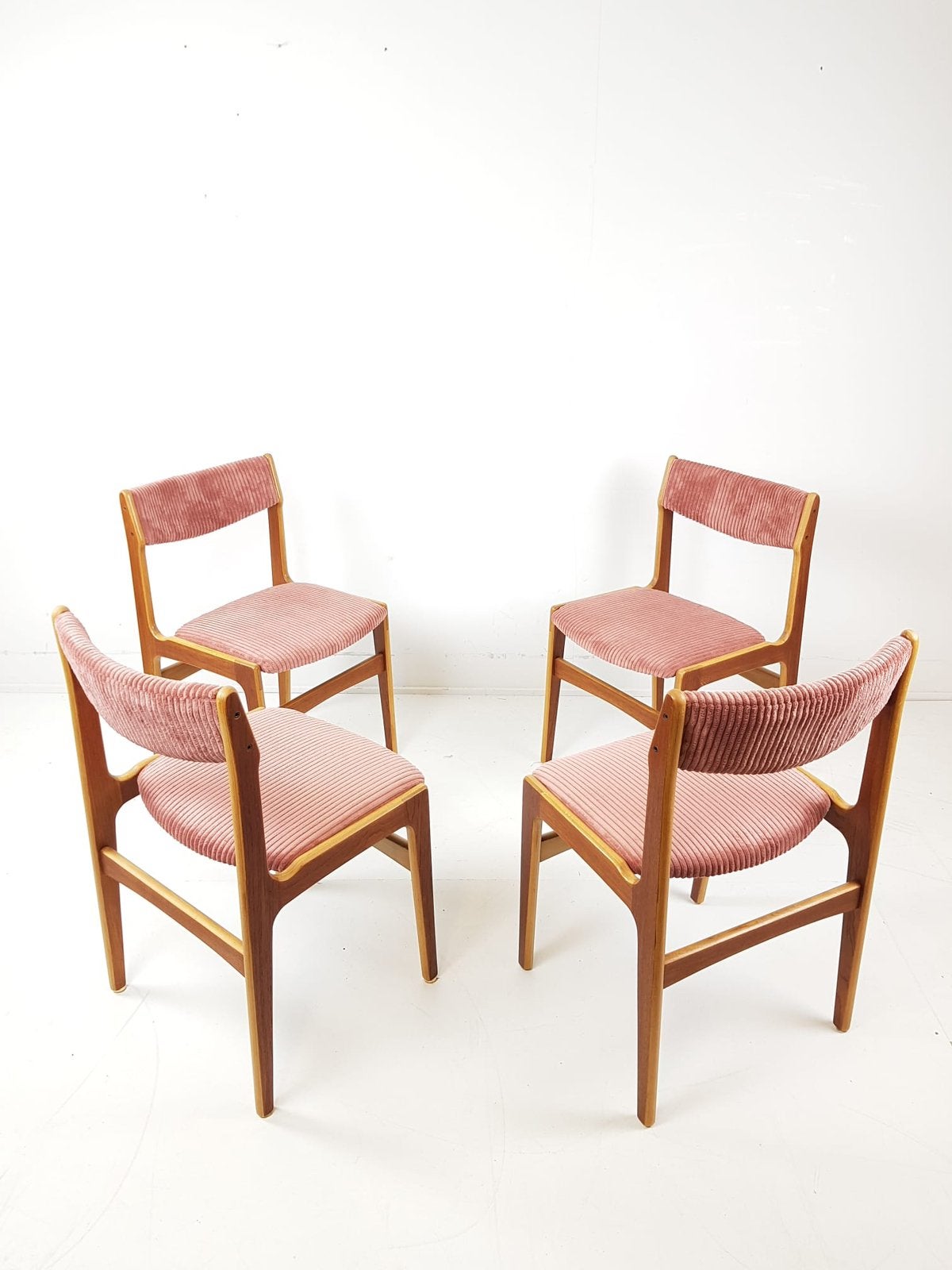 4 Deense Erik Buch stoelen roze ribstof teakhout | dining, Minder dan 75 cm, Ophalen of Verzenden, Zo goed als nieuw, 50 tot 75 cm