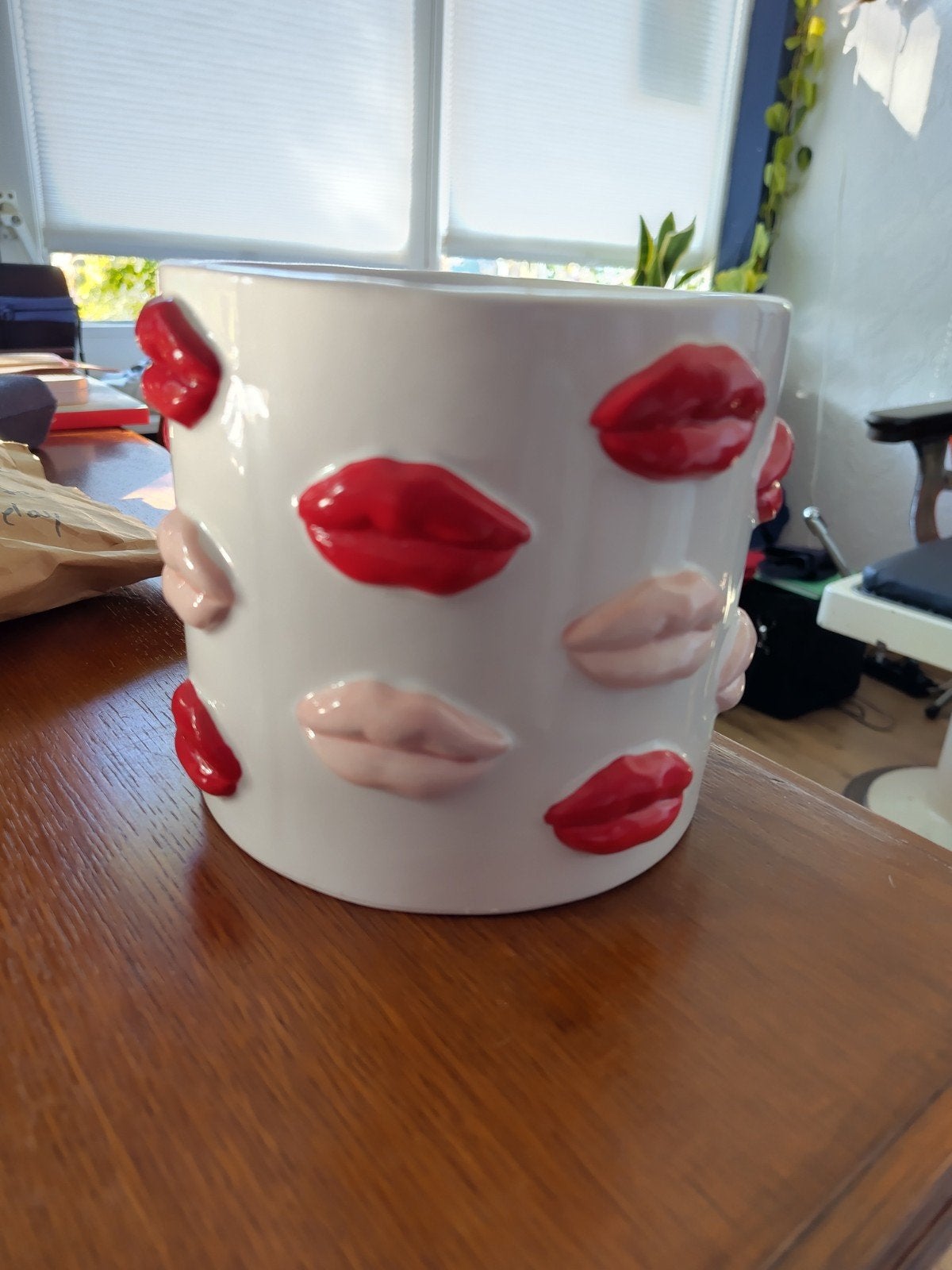 Witte bloempot met lippen - 15 cm diameter, 14 cm hoog, Ophalen, Zo goed als nieuw, Overige materialen