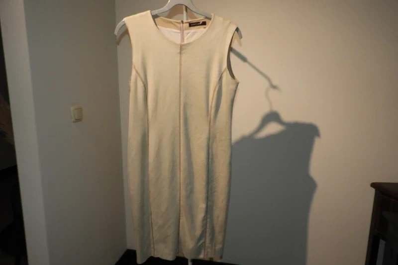 Marccain beige jurk aparte stof suede look rits rug N4/40