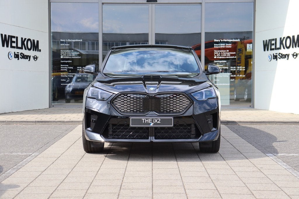 BMW iX2 eDrive20 M Sport / Panoramadak / Trekhaak / Sportsto, Auto's, BMW, IX2, Zwart, Leder, SUV of Terreinwagen