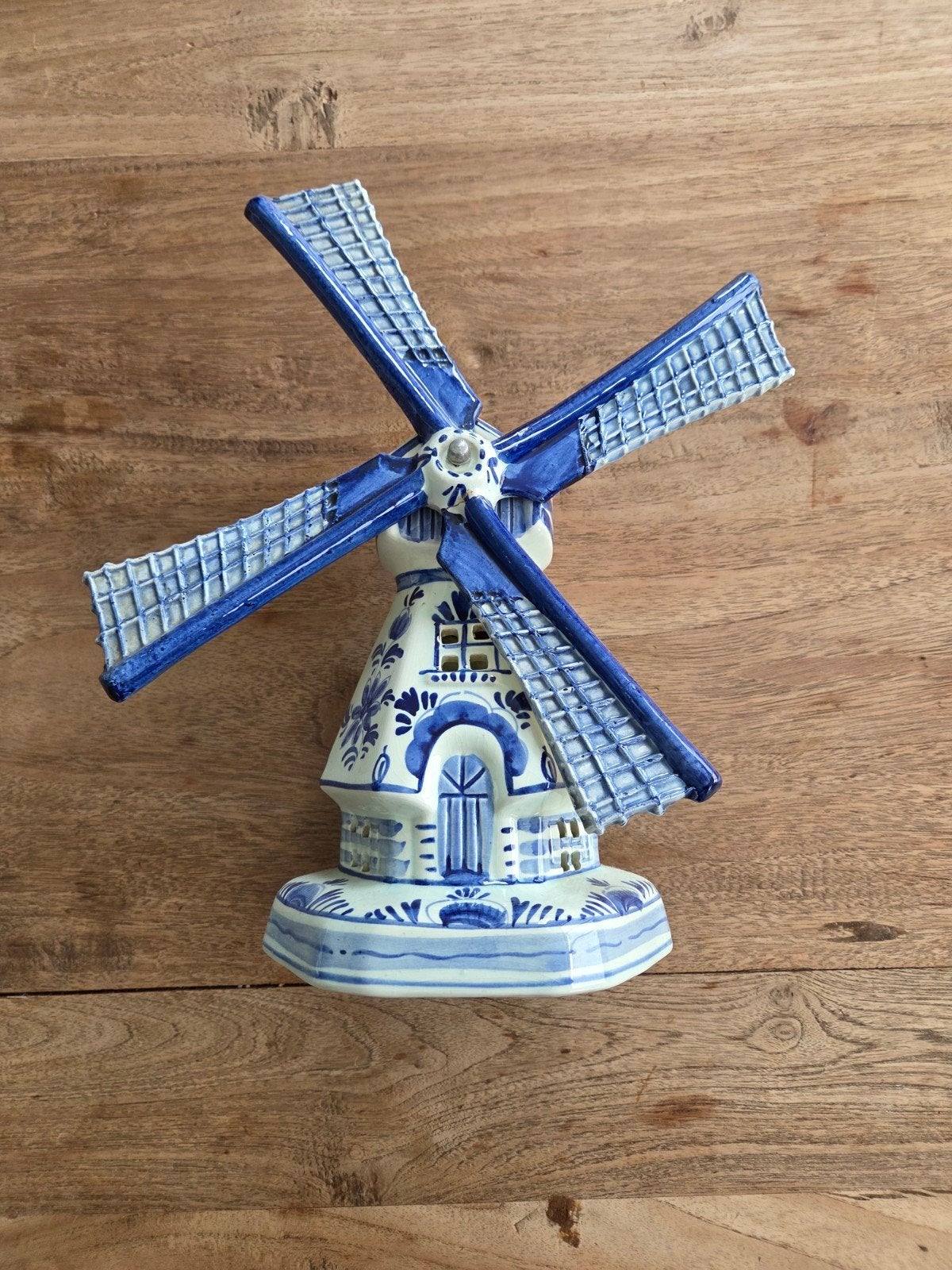 Grote gemarkeerde Delfstblauwe Molen met bewegende wieken, Ophalen