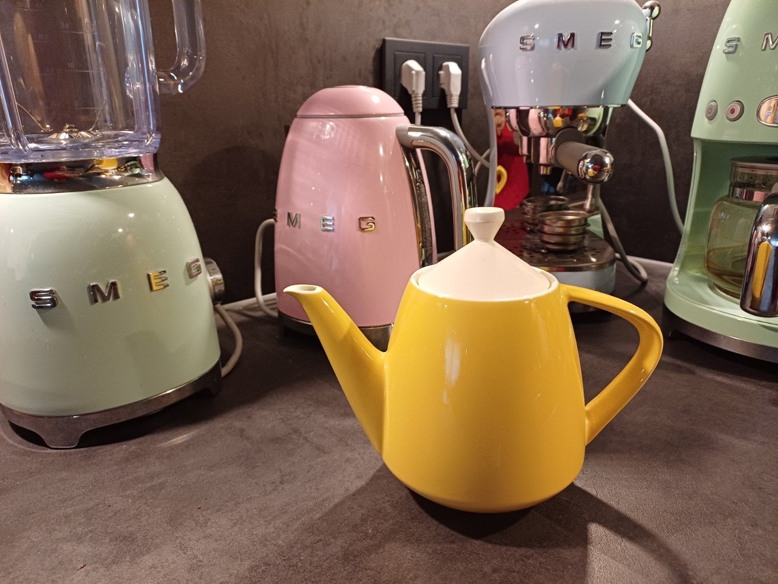 Weinig voorkomende gave pastel gele Koffiepot van Regout, Ophalen of Verzenden