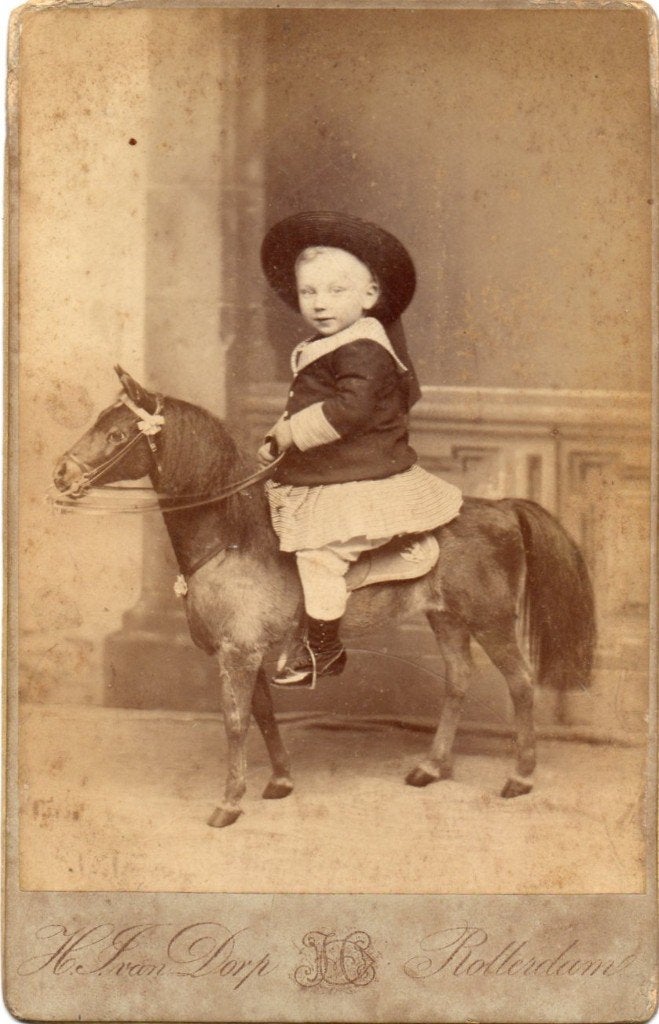 Kabinet foto kindje op speelgoed paardje, Verzamelen, Foto's en Prenten, Verzenden, Voor 1940