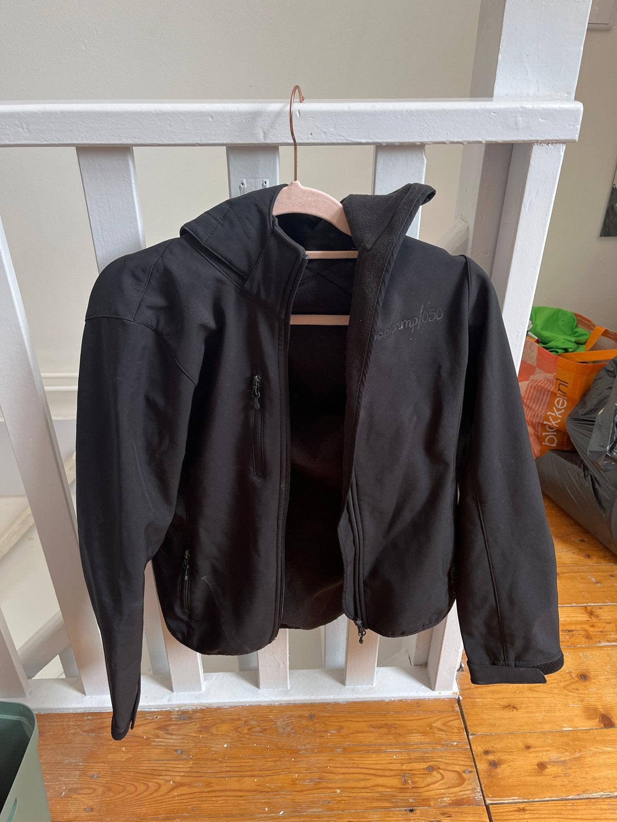 Zwart softshell jasje met opdruk (kan overbedrukt worden), Ophalen of Verzenden, Zo goed als nieuw, Maat 38/40 (M), Zwart