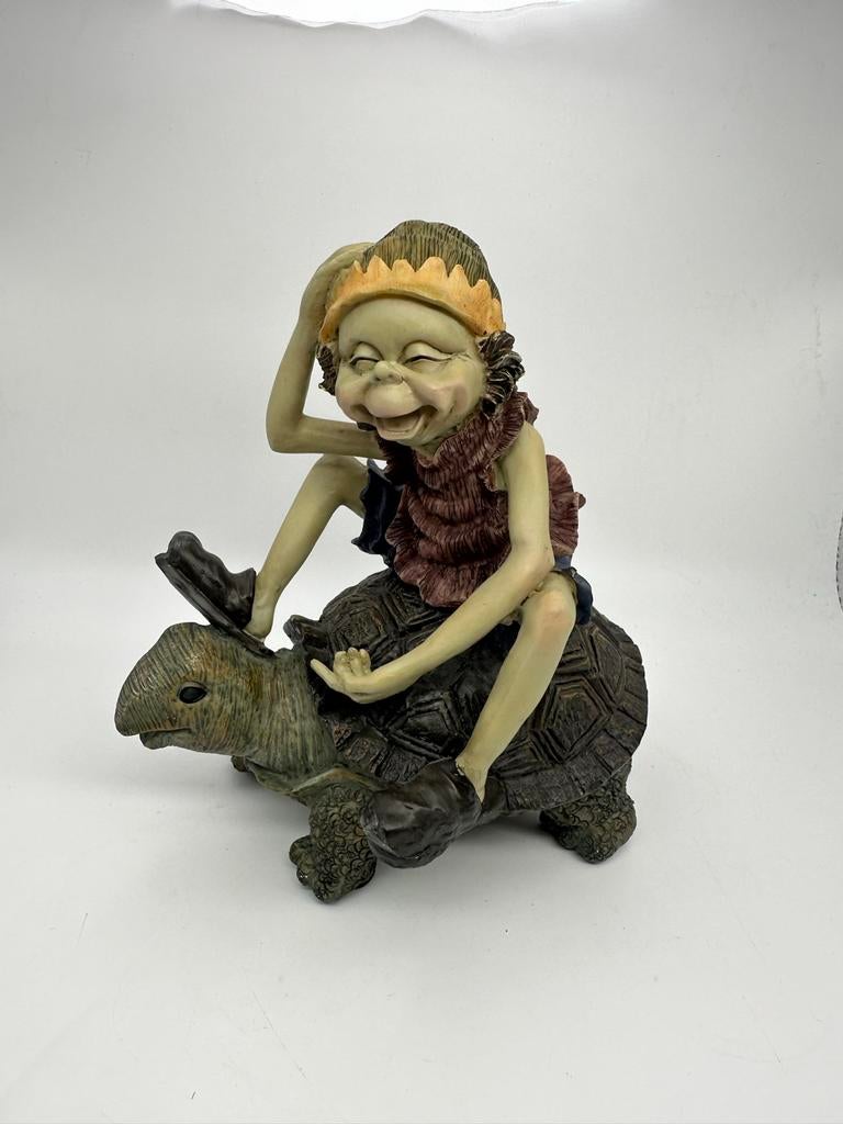 Lachende Pixie op Schildpad Beeldje - Fantasy Decoratie, Verzamelen, Beelden en Beeldjes, Zo goed als nieuw, Fantasy, Ophalen of Verzenden