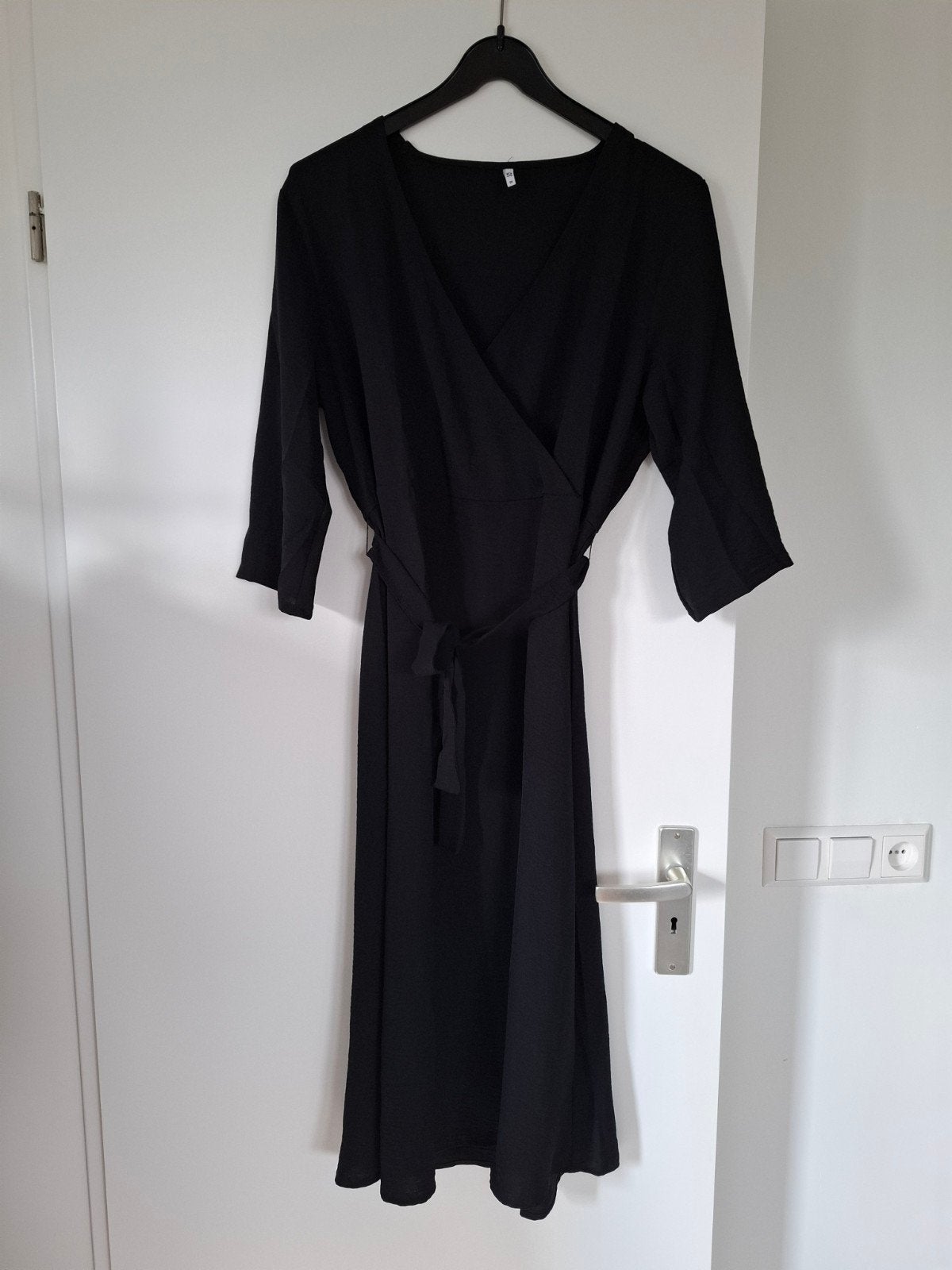 JDY Zwarte midi-jurk met overslag en strikceintuur, Maat 38/40 (M), Zwart, Ophalen of Verzenden, Zo goed als nieuw