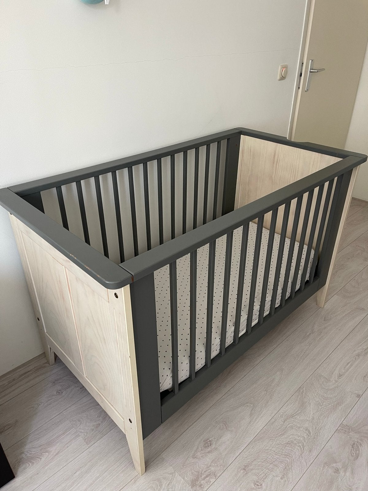 Ledikantje met matras (+wat slaapzakjes en luiers), Kinderen en Baby's, Ophalen, Gebruikt, Ledikant