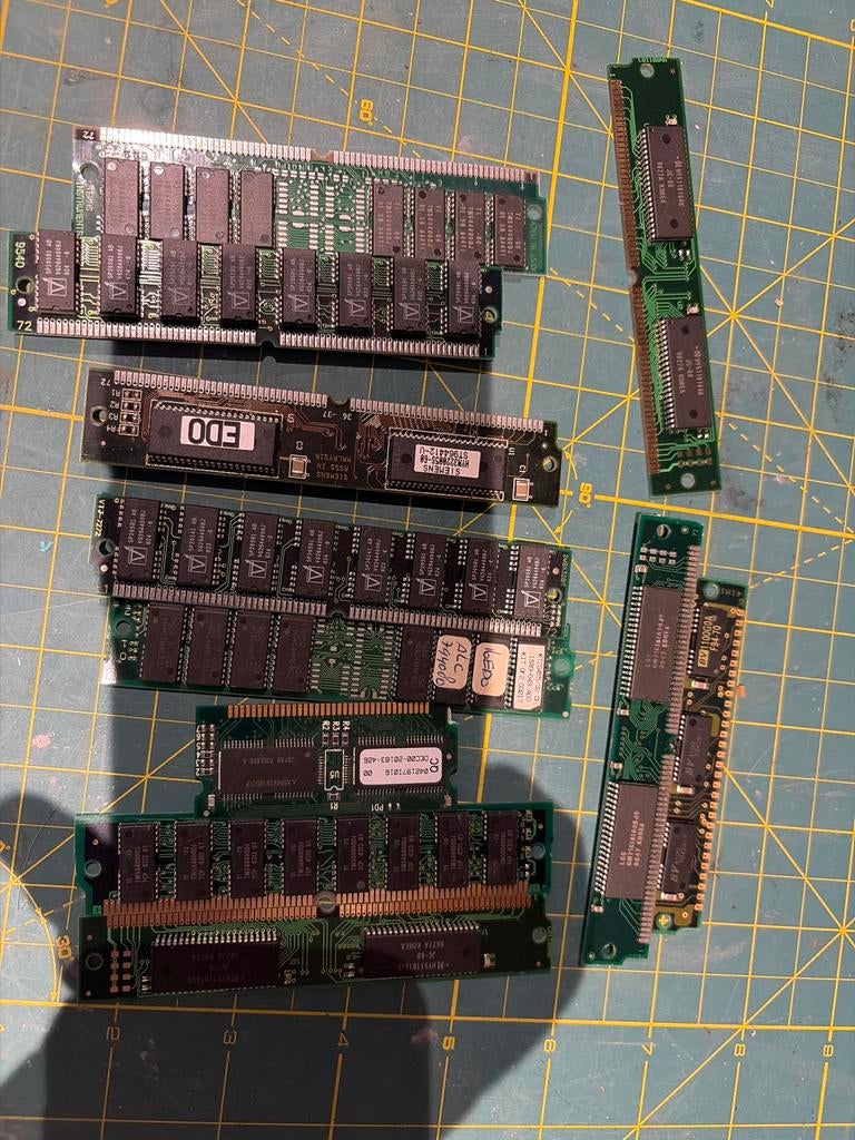 Meerdere oude PC EDO RAM modules - Werking onbekend, 1 GB of minder, Overige soorten, Ophalen of Verzenden, Zo goed als nieuw