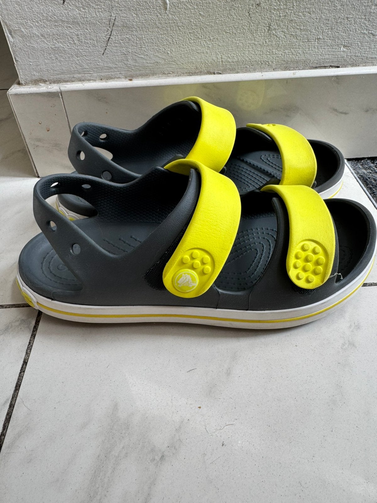 Zgan grijze crocs cruiser sandals maat 37, 38, Sandalen, Overige kleuren, Ophalen of Verzenden, Zo goed als nieuw