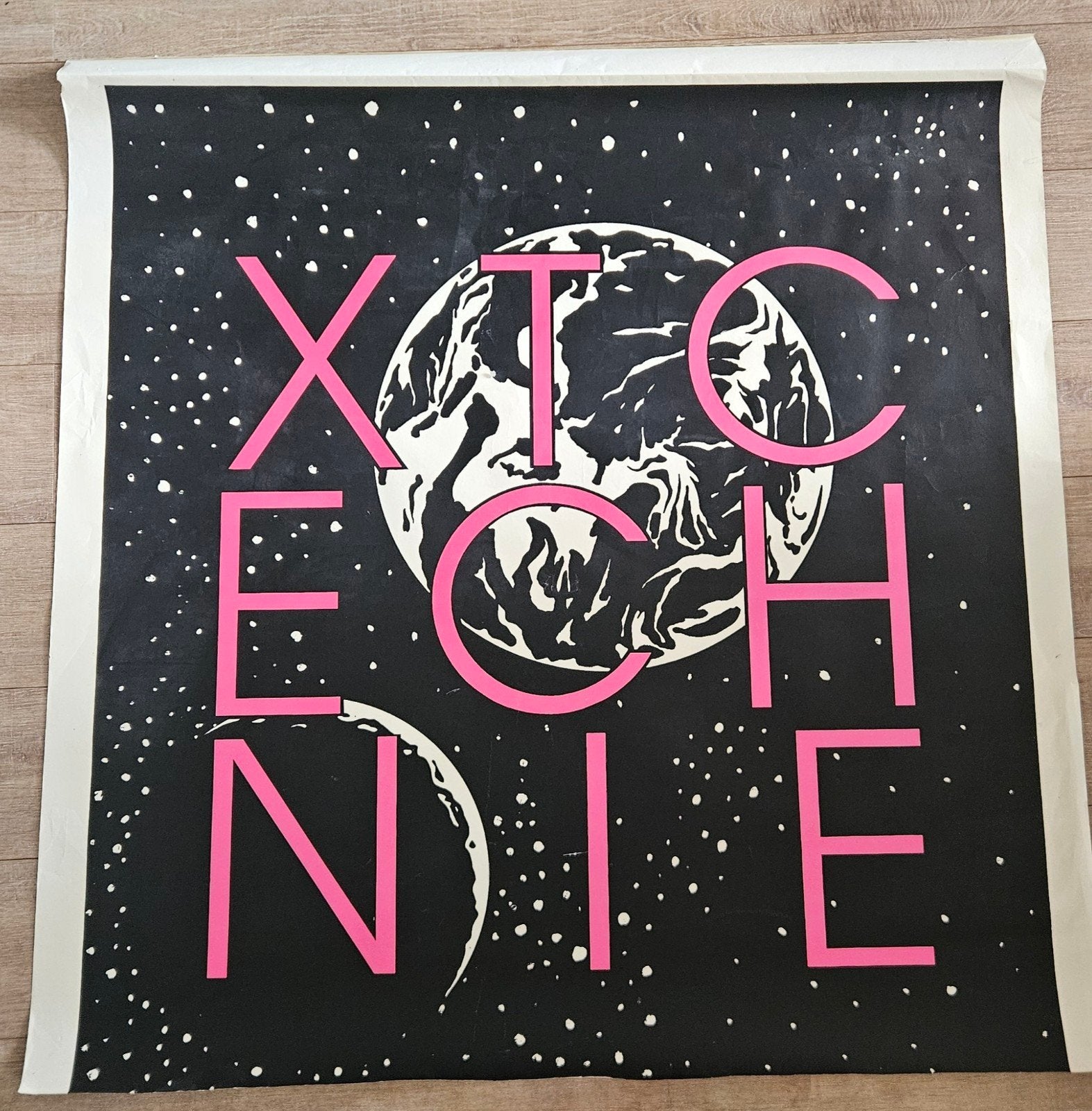 Vintage XTC 'Ech Nie' Poster - 150 x 118cm, Gebruikt, Deurposter of groter, Rechthoekig Liggend, Ophalen of Verzenden