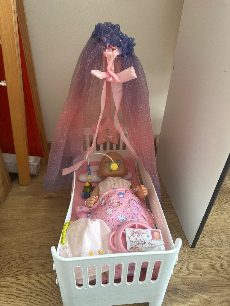 Babyborn in bedje (met slaapmuziekje en lichtjes), Ophalen of Verzenden, Zo goed als nieuw, Babypop