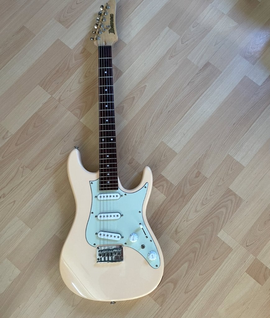 Ibanez azes 31 ivory (zgan) incl locking tuners twv €65., Ophalen of Verzenden, Zo goed als nieuw, Elektrische gitaar