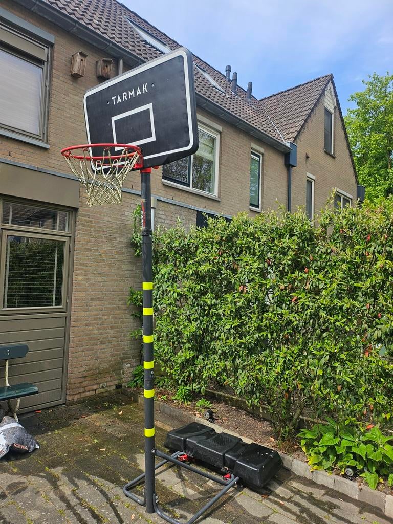 Basketbalpaal, verstelbaar en verplaatsbaar, Ophalen