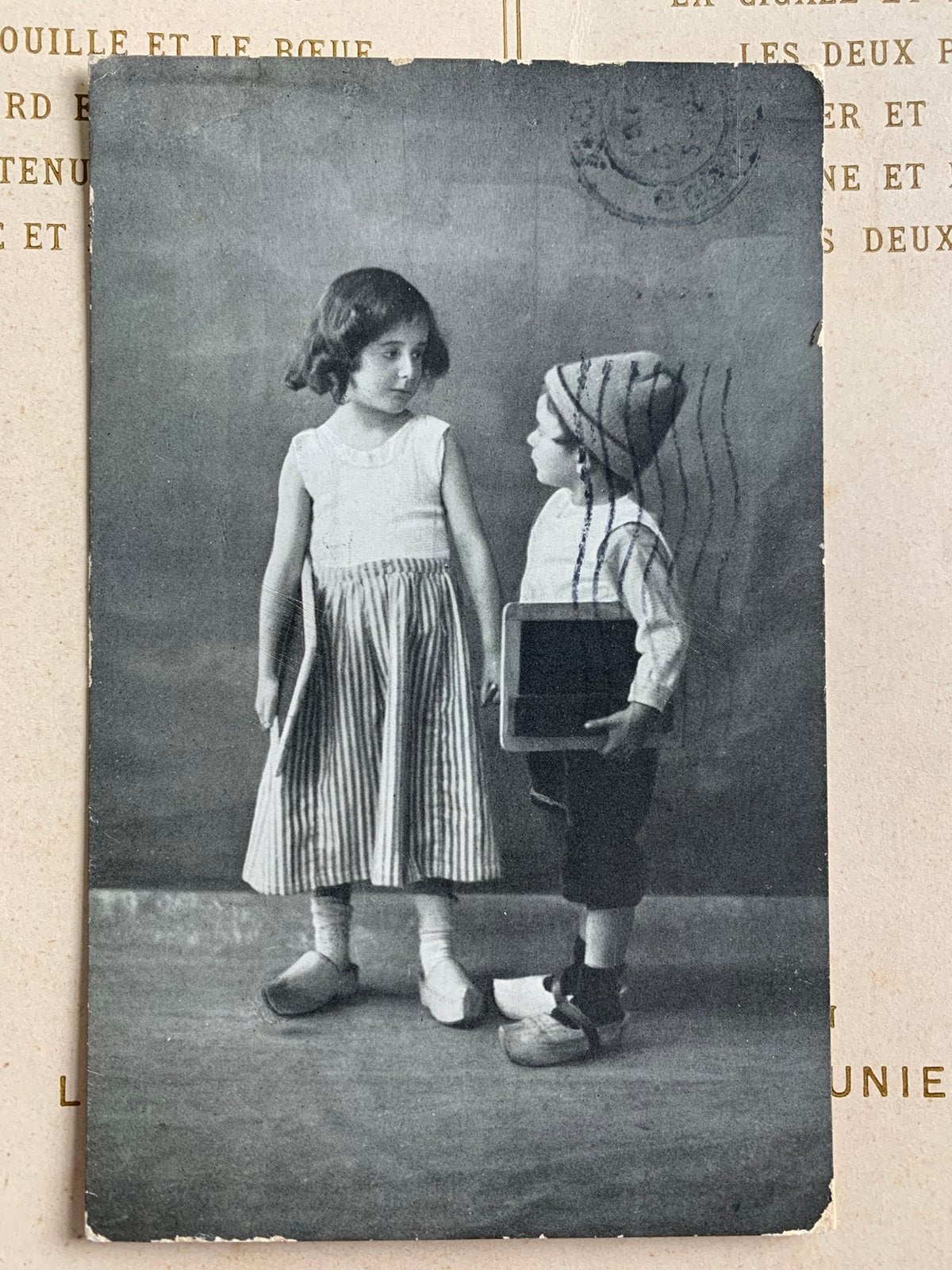 1915 Kindjes op klompjes met leitje (NN), Ophalen of Verzenden, Voor 1920, Gelopen, Kinderen