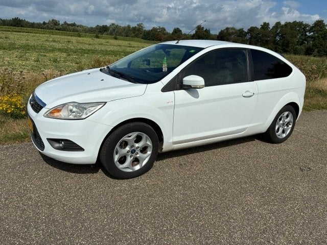 Ford Focus 1.4 59KW 3D 2010 Wit, 15 km/l, 4 cilinders, 610 kg, Handgeschakeld