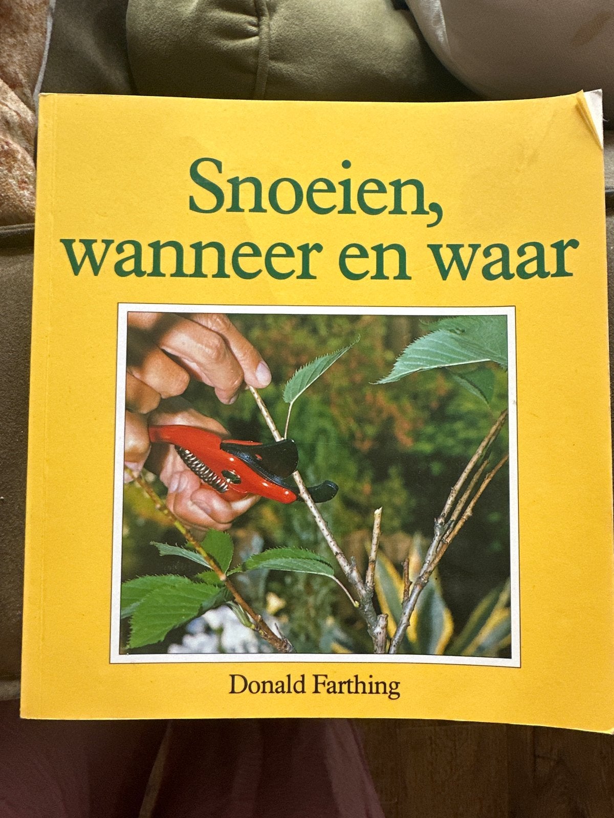 Snoeien, wanneer en waar - Donald Farthing, Ophalen of Verzenden, Gelezen, Tuinieren en Tuinplanten