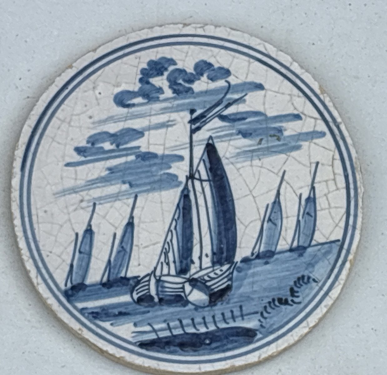 Antieke Delfts Blauwe tegel met Zeilboten op het Meer, Ophalen of Verzenden