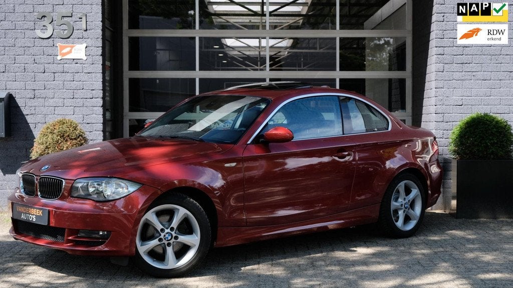 BMW 1-serie Coupé 125i 218PK Automaat Leder Schuifdak, Auto's, Gebruikt, Zwart, Stoelverwarming, 4 stoelen