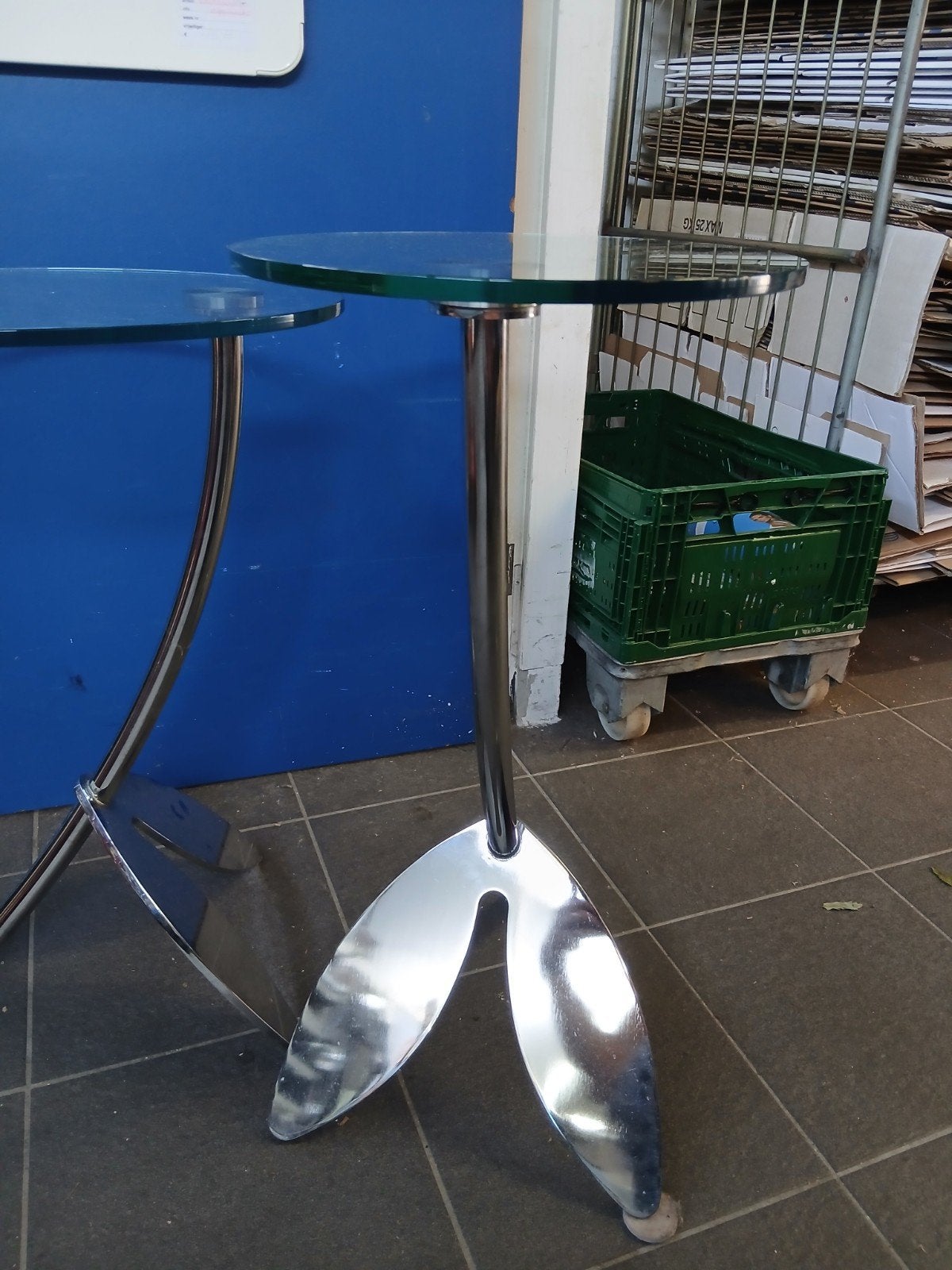 Set van 2 glazen bijzettafels met metalen onderstel, Ophalen, Minder dan 55 cm, Gebruikt, Rond