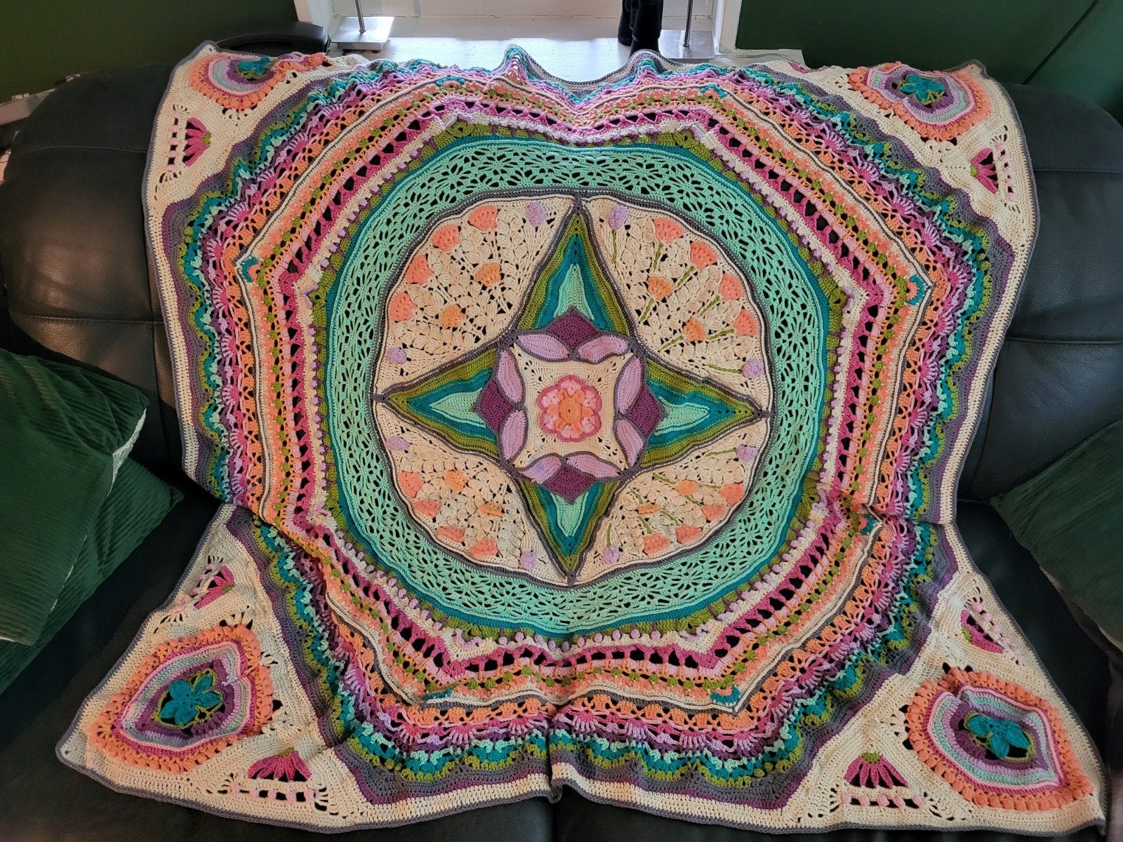deken/sprei "Universe in Bloom" (145x145cm), Hobby en Vrije tijd, Ophalen of Verzenden, Nieuw, Haken, Overige typen