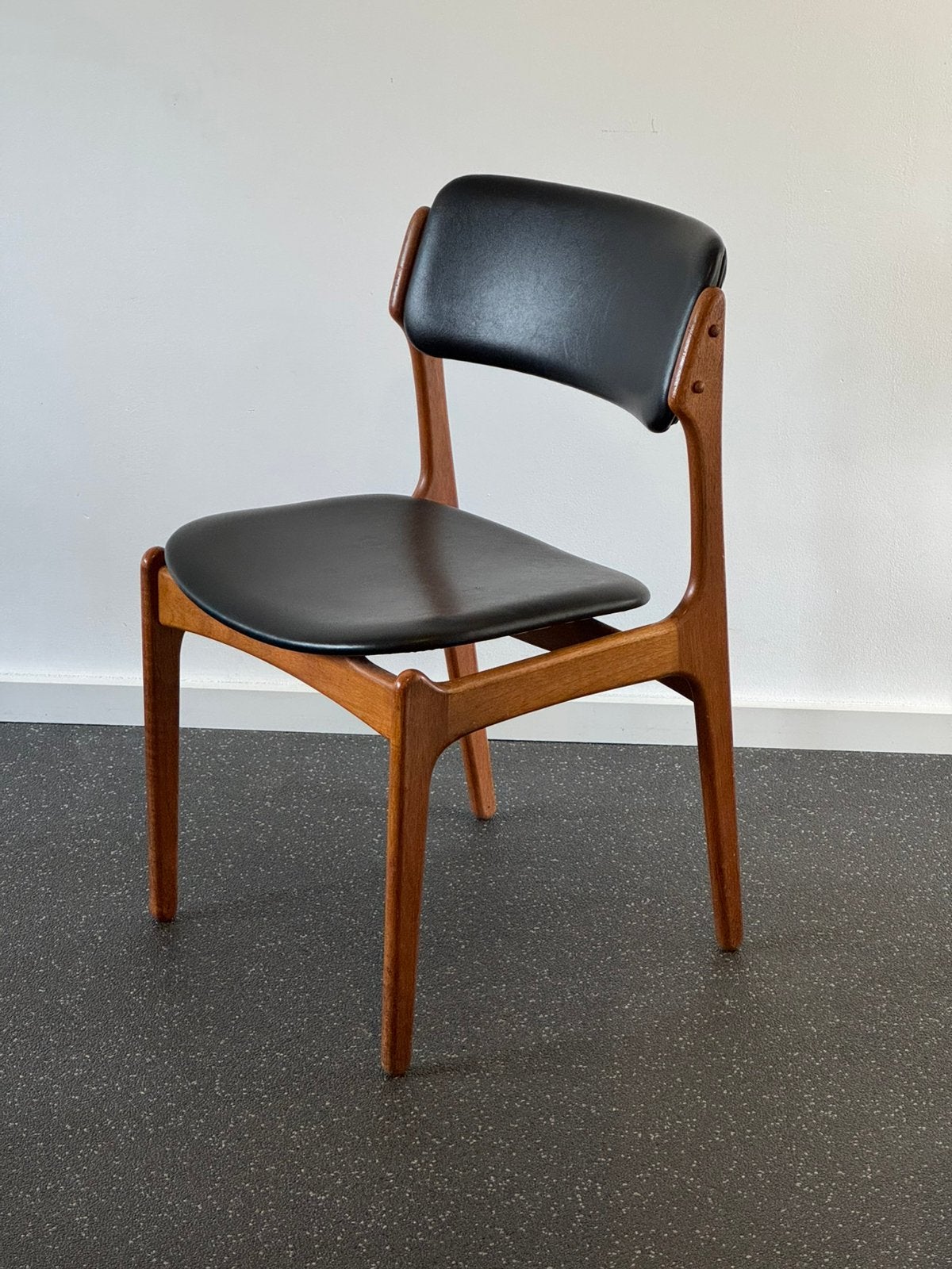 Vintage Deense stoelen Erik Buch Model 49 mid century modern, Ophalen of Verzenden, Zo goed als nieuw, Bruin