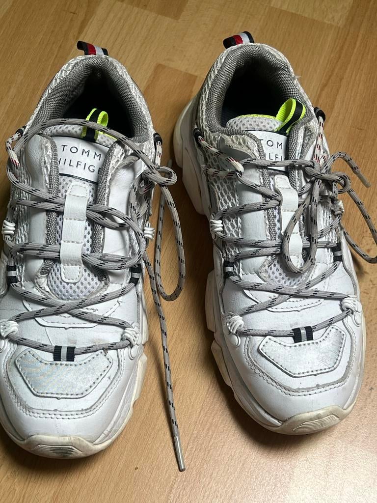 Witte Tommy Hilfiger en Mason Garments sneakers moet weg, Kleding | Dames, Schoenen, Ophalen of Verzenden, Zo goed als nieuw, Wit