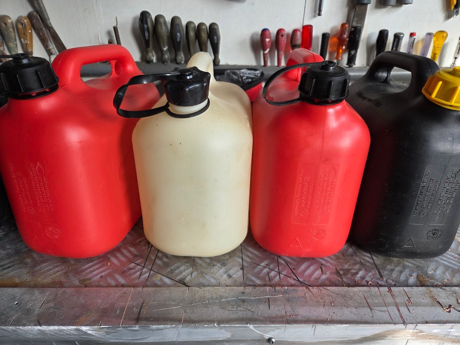 Brandstof jerrycans - Rood, Wit, Zwart, Auto-onderdelen, Brandstofsystemen, Ophalen of Verzenden, Gebruikt, Universele onderdelen