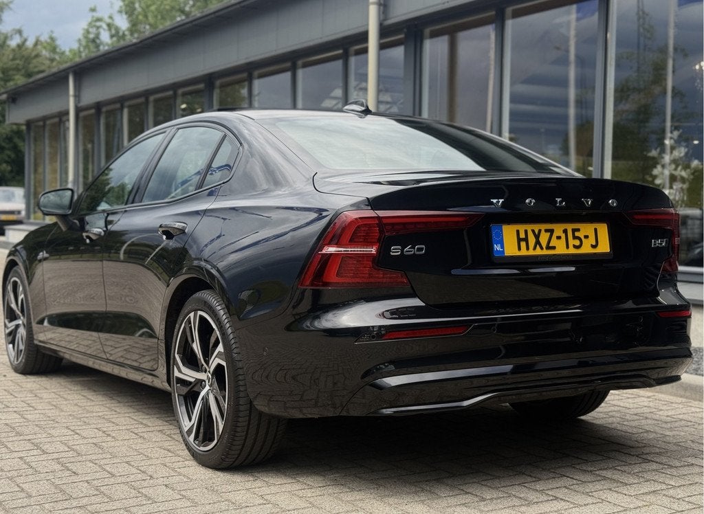 Volvo S60 2.0 B5 R-Design Pano HUD (bj 2024, automaat), 15 km/l, 4 cilinders, 1732 kg, Zwart