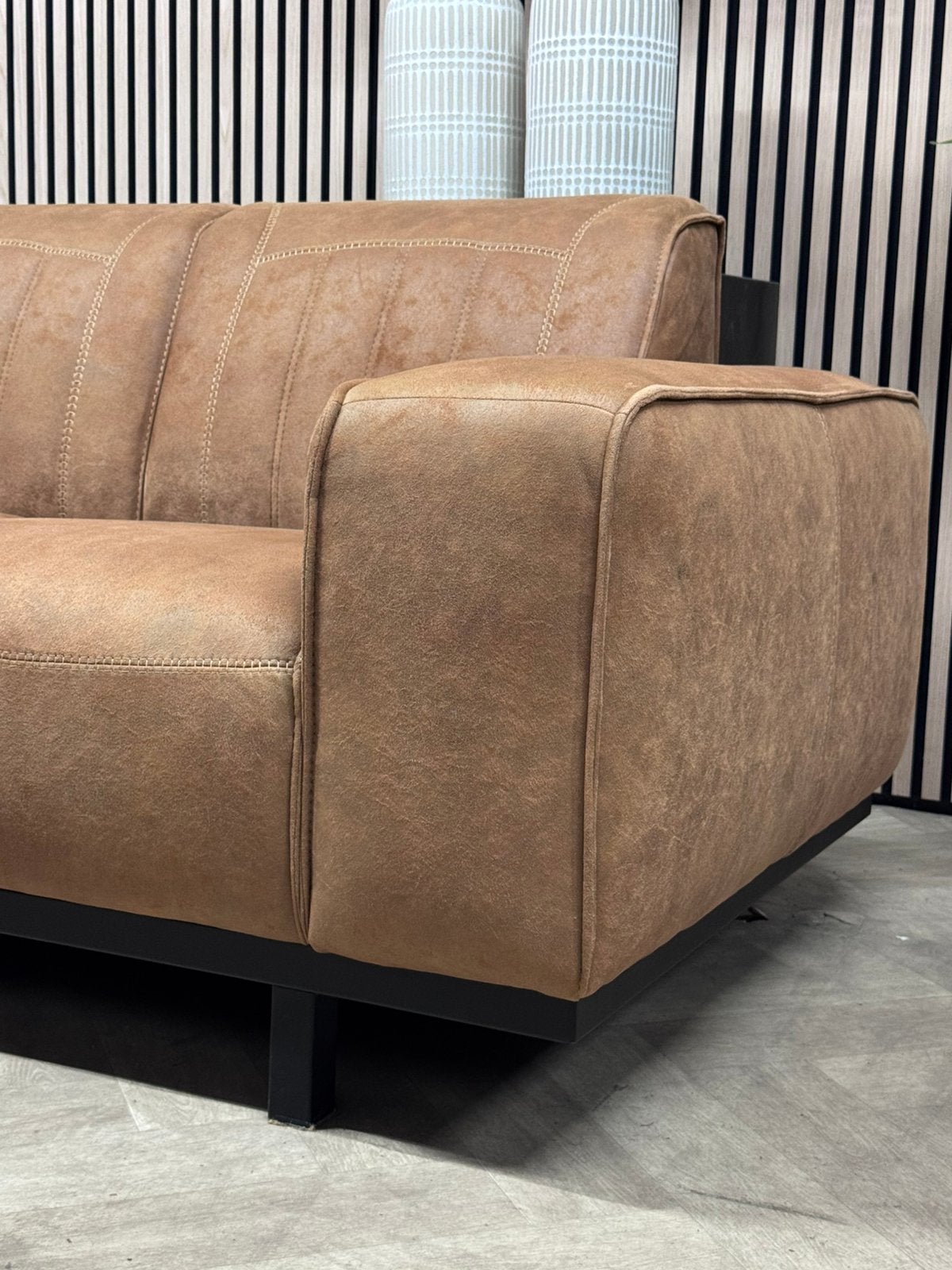 ZGAN De Bommel Hoekbank Microleer - Cognac - 240 x 240, Huis en Inrichting, Banken | Bankstellen, 250 tot 300 cm, -, -, Hoekbank