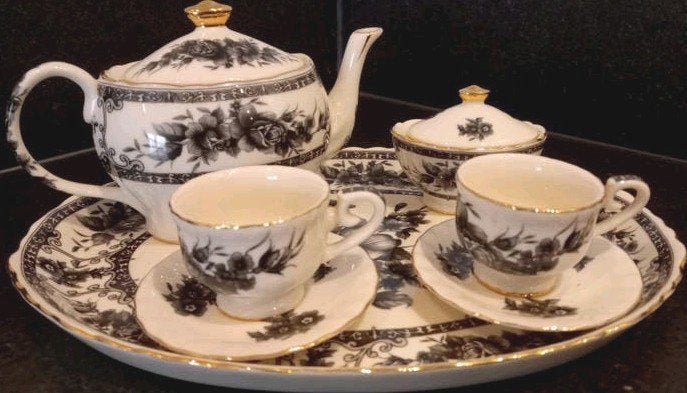 Porselein Mini Serviesje - Regal Zwart/Grijze Bloemen & Goud, Antiek en Kunst, Antiek | Servies compleet, Ophalen of Verzenden
