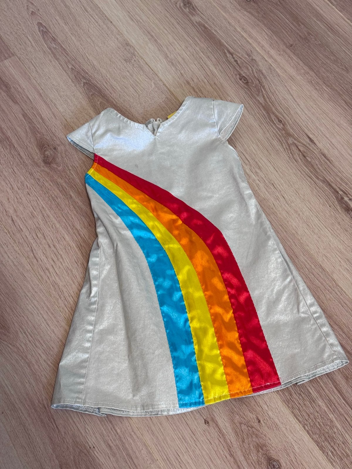K3 regenboogjurkje  maat 104, Ophalen of Verzenden, Gebruikt, Meisje, Jurk of Rok