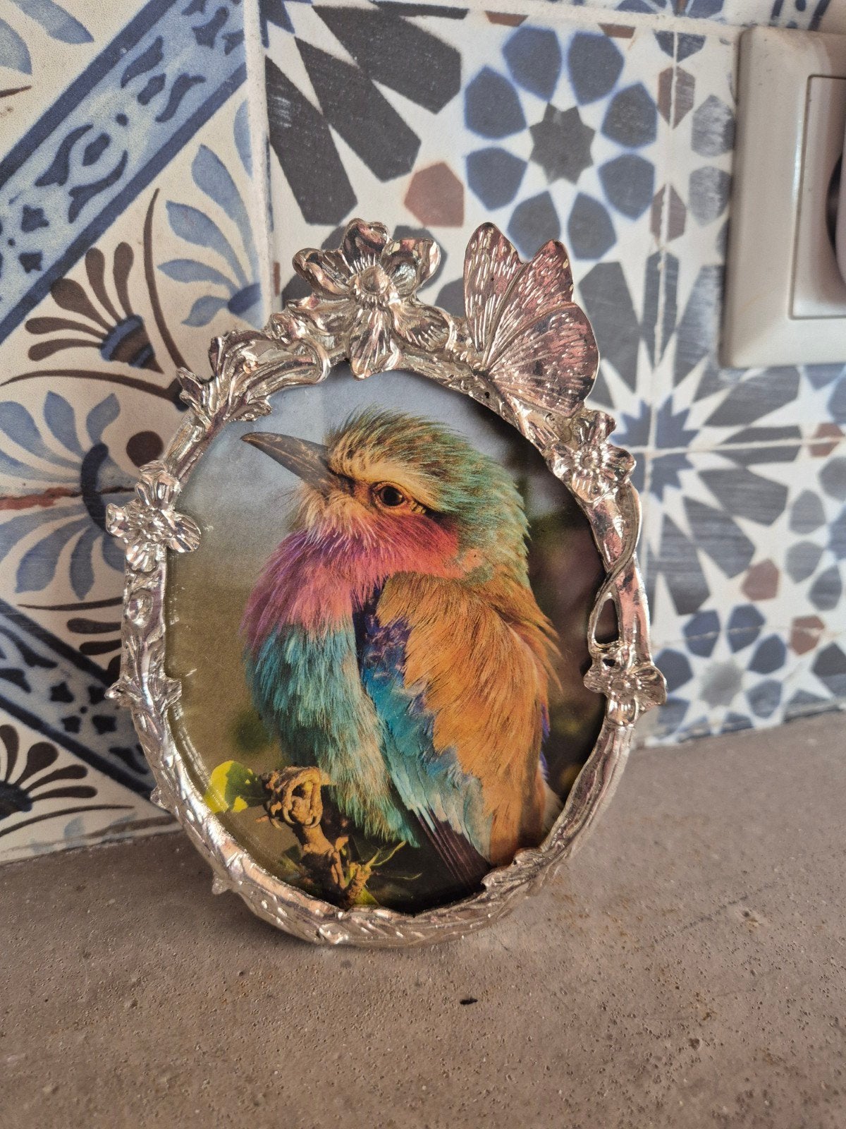 Zilverkleurige fotolijst met vlinder en bloemen., Antiek en Kunst, Ophalen of Verzenden