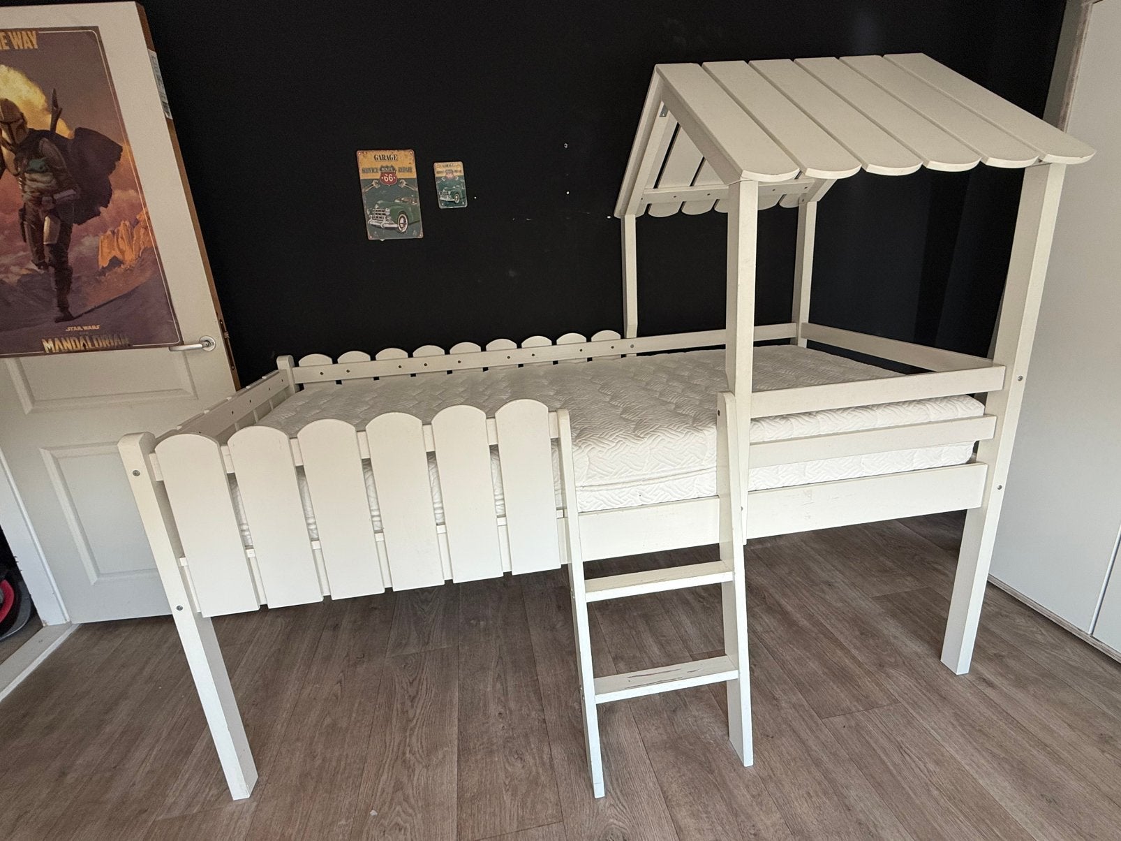 Witte halfhoogslaper / huisjesbed (90x200 cm), Kinderen en Baby's, Kinderkamer | Stapelbedden en Hoogslapers, Ophalen, Gebruikt