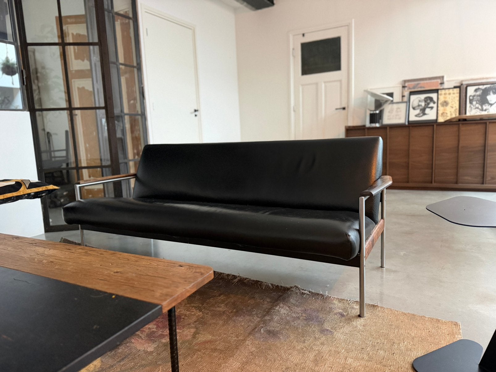 Vintage design 3-zits bank – zwart, recent opnieuw bekleed, Huis en Inrichting, Minder dan 75 cm, 150 tot 200 cm, Driepersoons