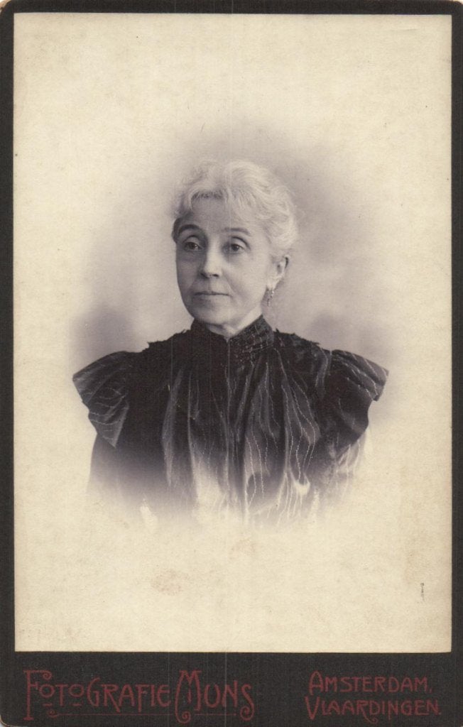 Kabinet foto - Fotografie MUNS - A'dam en Vlaardingen -Dame, Verzamelen, Foto's en Prenten, Gebruikt, Foto, Klederdracht, Ophalen of Verzenden