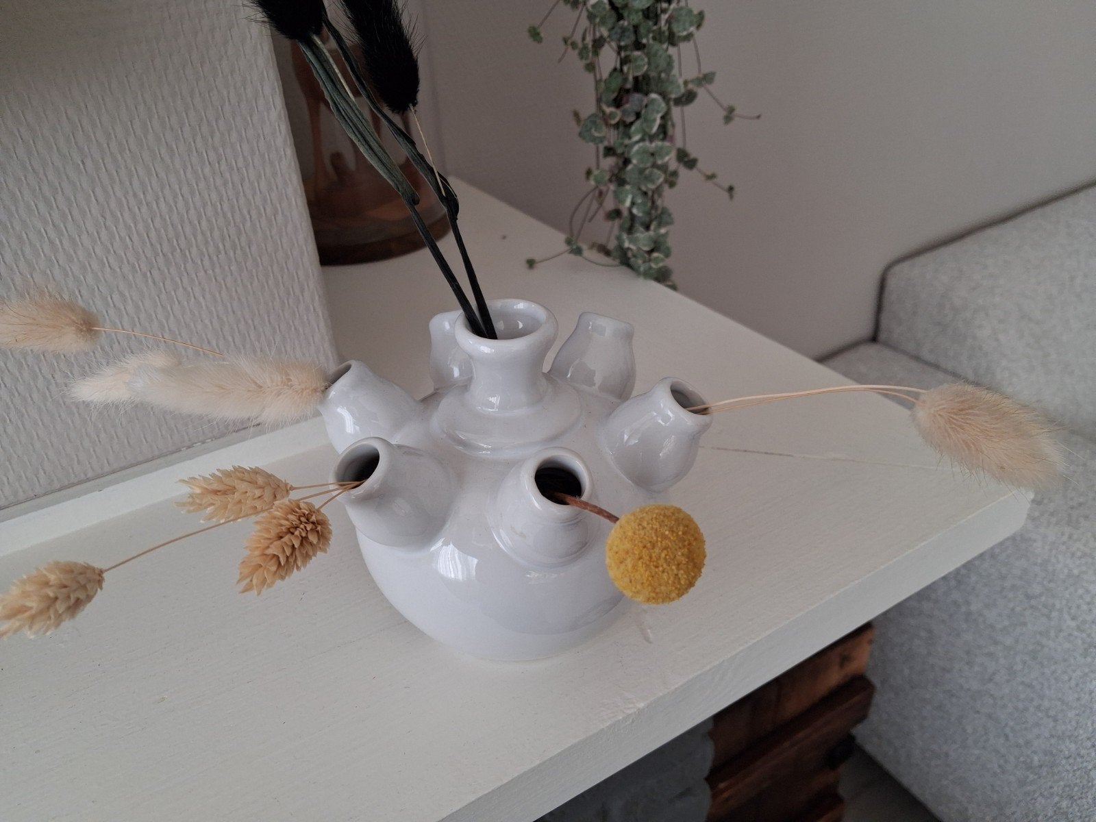 wit aardewerk tulpen-vaasje met droogbloemen, Ophalen of Verzenden, Wit