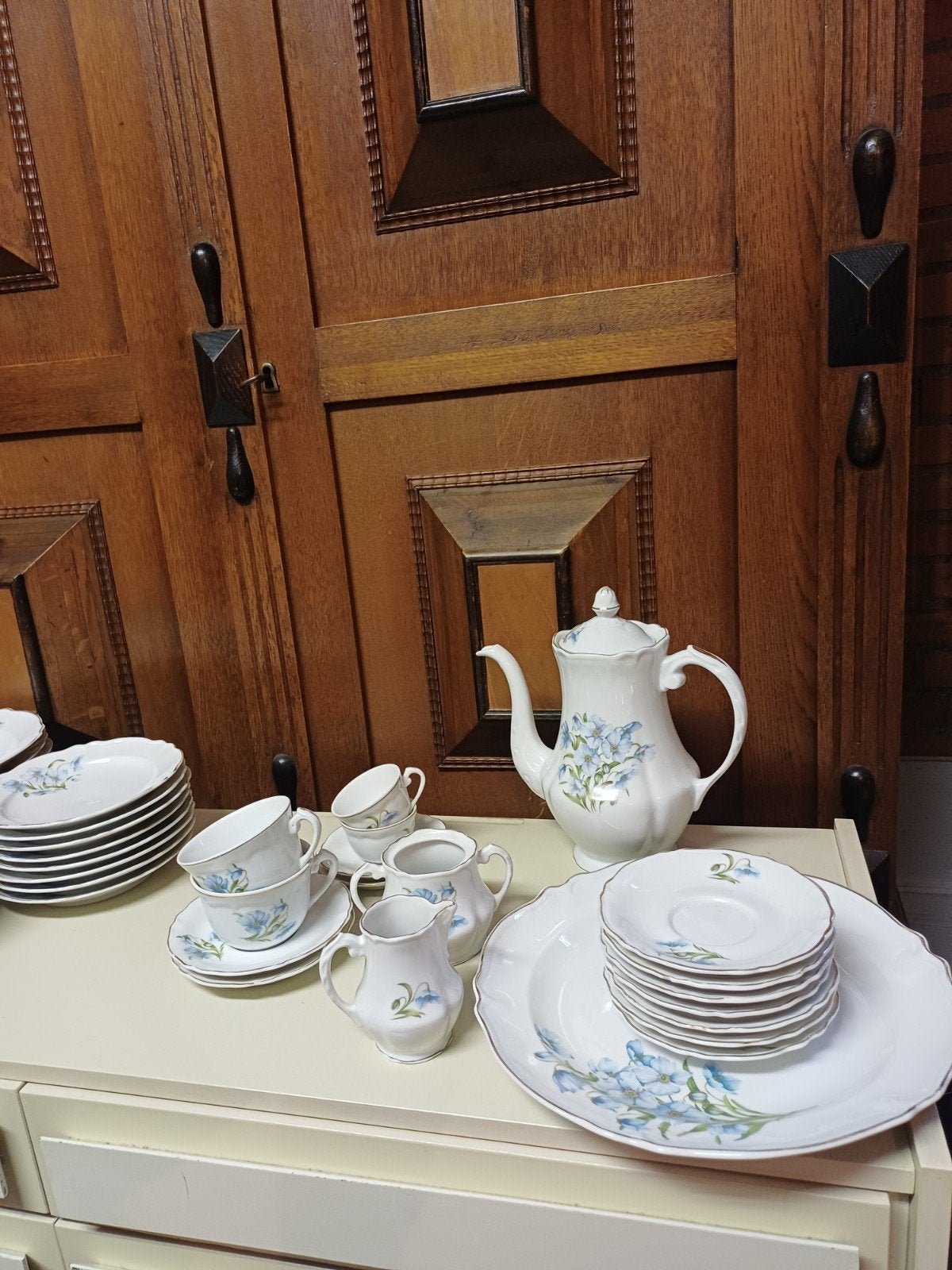 Compleet servies van Egyptisch porcelein, merk Limoge., Ophalen